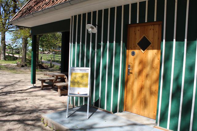 Das Freilichtmuseum weist mit großen Infotafeln auf die Hygienevorschriften hin. Auf dem Museumsgelände und in den Gebäuden wurden die Reinigungsintervalle verstärkt.