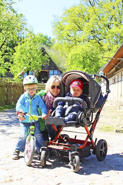 Tarje (li.), seine Mutter Christine Düsenberg und sein Bruder Thore besuchten Mittwoch das Freilichtmuseum am Kiekeberg. Am meisten hat er sich auf die Trecker im Agrarium gefreut