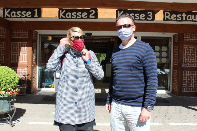 Annika Heinrich und Oliver Hauer aus Hamburg sind spontan zum Wildpark gefahren. "Nach Lockdown und Homeoffice freuen wir uns, mal rauszukommen", sagt Oliver Hauer. Für beide ist es selbstverständlich, vor dem WIldparkbesuch den Mundschutz aufzusetzen.
