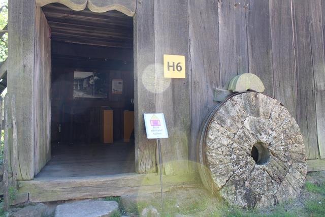 Dort, wo es möglich ist, wurde bei den historischen Gebäuden Ein- und Ausgang getrennt. Wo das nicht geht, weist das Museum mit SChildern auf die Abstandsregelung hin