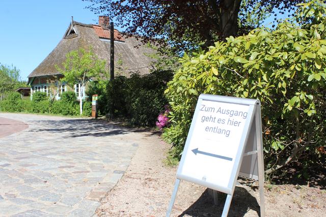 Das Freilichtmuseum am Kiekeberg hat die Besucherlenkung angepasst, zum Beispiel sind Ein- und Ausgang jetzt getrennt