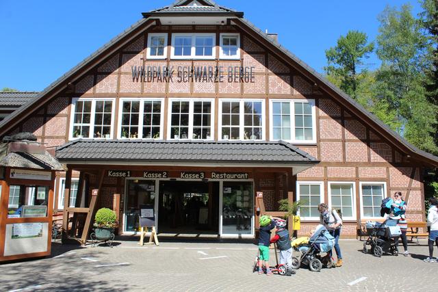 Die Wildparkbesucher halten auch vor dem Eingangsgebäude Abstand zueinander. Alle halten sich an die Maskenpflicht im Innenbereich