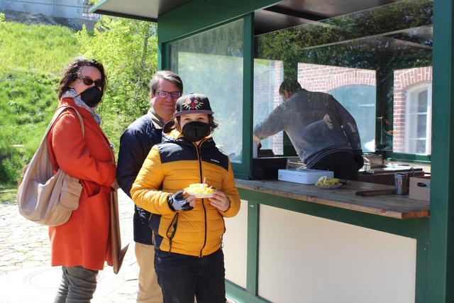 Familie Held besucht das Freilichtmuseum regelmäßig und freut sich riesig, dass sie das gastronomische Angebot nutzen kann. Das Restaurant Stoof Mudders Krog bietet verschiedene Snacks wie Pommes, Pellkartoffeln oder Bratwurst an, die "auf die Hand" mitgenommen werden und an im Freien aufgestellten Tischen verzehrt werden können. Die Tische werden nach der Benutzung sofort desinifiziert
