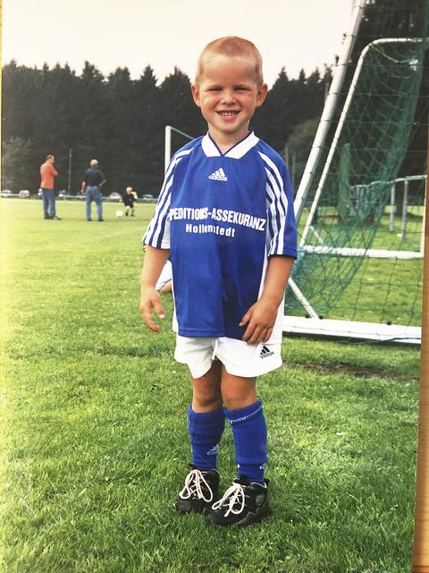 Die Anfänge: Anton Stach im Alter von vier Jahren beim Buchholzer FC  | Foto: Stach