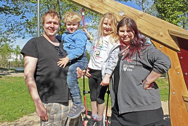 Papa Marvin Sievert (27) und Mama Sandra Felzmann (35) sind froh, ihre Kinder Kim (6) und Dean (3) wieder unbeschwert spielen zu sehen Fotos: jab
