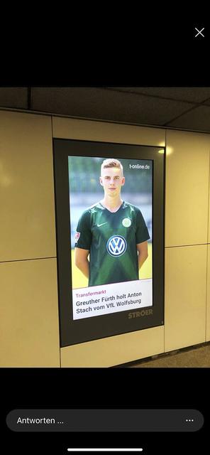Anzeige am Hamburger Hauptbahnhof über Stachs Wechsel nach Fürth | Foto: Stach