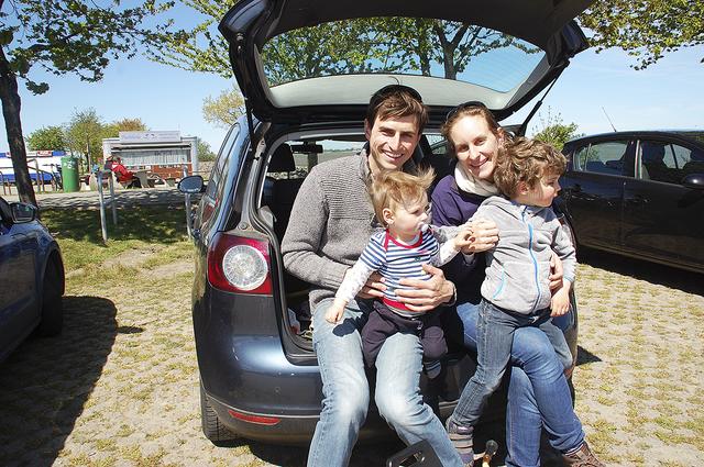 Familie Götzelmann mit Anton (li.) und Kilian genießt die frische Brise am Lüheanleger