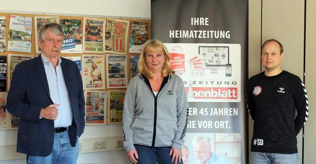 WOCHENBLATT-Verleger Martin Schrader (v. li.), der die Luchse als Privatperson unterstützt, mit den Machern des künftigen Handball-Erstligisten: Geschäftsstellenleiterin Bettina Kortstegge und Geschäftsführer Sven Dubau | Foto: cc