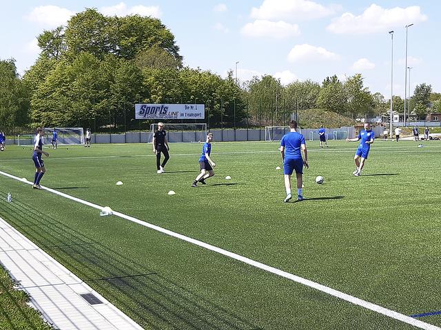 Trainieren ohne Zweikampf: Bei der ersten Einheit stand z. B. diese Übung an, bei der die außenstehenden Fußballer den Kicker in der Mitte mit dem Ball treffen mussten 