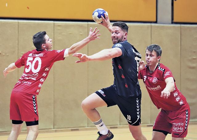 Mit dem Seevetaler Kai Wendt (am Ball), der sich in dieser Szene gegen die Hollenstedter Jan Madaus (li.) und Fabian Ahlf (re.) durchsetzt, wird die neue Handball-Spielgemeinschaft(HSG) Seevetal/Ashausen in der Landesliga auf Torjagd gehen