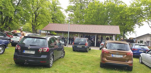 Vorne die Autos, hinten die Bühne mit der Band