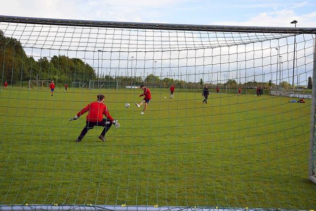 Torschusstraining ist erlaubt und vermittelt einen Hauch von Fußballnormalität
