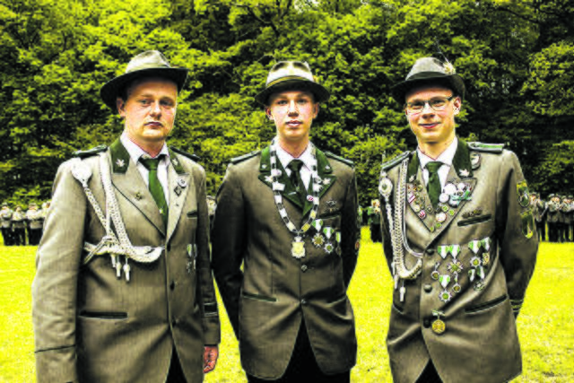 Ihnen gehört die Zukunft: Jungschützenkönig Clemens Voß (Mitte) mit seinen Adjutanten Simon Christie (li.) und Fabian Schmidt