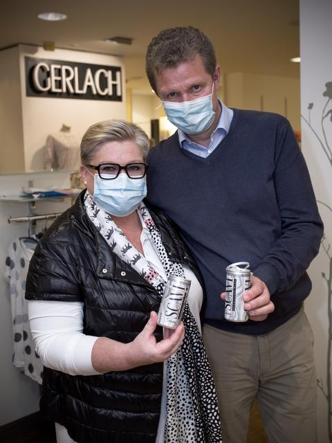 Katja und Jens Gerlach, Inhaber des Modehauses, offerierten ihren Kunden Prosecco to go | Foto: FOTOschmiede Tostedt