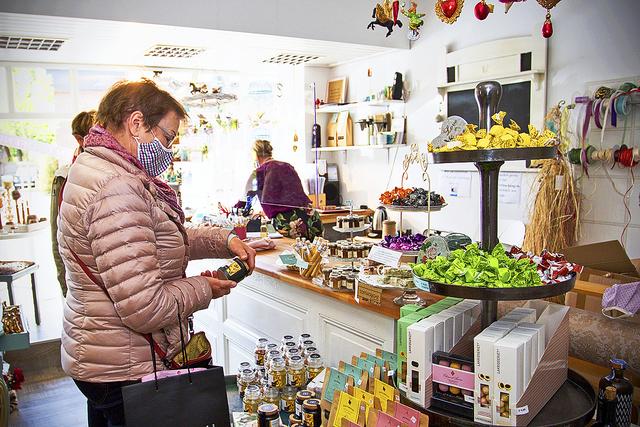 Im Genussreich stöberten die Kunden zwischen zahlreichen Leckereien | Foto: FOTOschmiede Tostedt