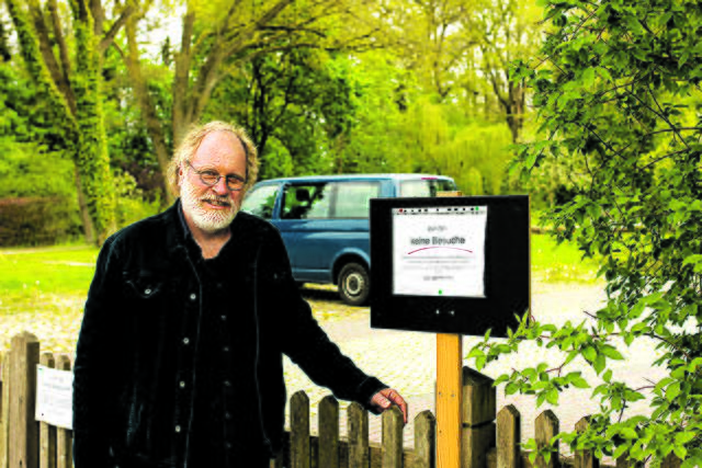 "Einige Bewohner fühlen ausgegrenzt, zumal sie lange Zeit gar keinen Besuch haben durften": Henrich van der Veen-Liese, Leiter der Therapeutischen Wohngemeinschaft II von "HiPsy", auf deren Gelände | Foto: HiPsy