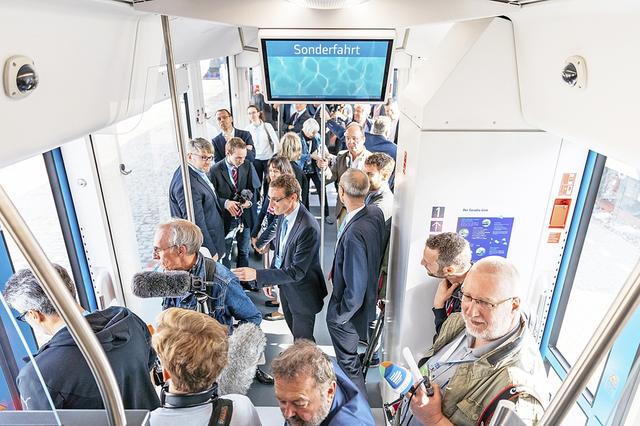 Großer Bahnhof und viele Pressevertreter bei der
Premierenfahrt im Jahr 2018