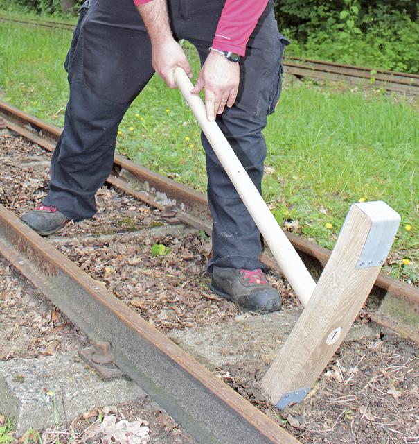 Die Arbeit mit dem sogenannten Stopfhammer erfordert viel Körperkraft