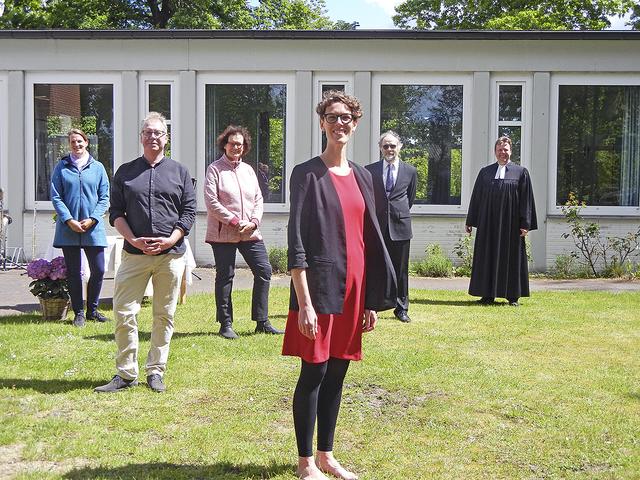 Pastorin Christina Torrey (vorne) wurde verabschiedet von (hi., v. li.) der stellvertretenden Kirchenvorstands-Vorsitzenden Nicola Kraatz, Religionspädagoge Dirk Kähler, Pastorin Simone Uhlemeyer-Junghans, Pastor Ulrich Hahn und Superintendent Christian Berndt