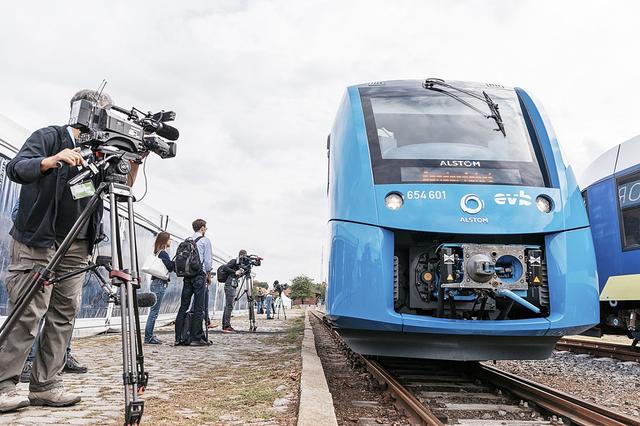 Der Probebetrieb mit dem Wasserstoffzug auf der EVB-Strecke Bremervörde-Buxtehude war erfolgreich. Die IHK Stade setzt
auf diese nachhaltige Energie und fordert einen neuen Industriezweig für die Elbe-Weser-Region