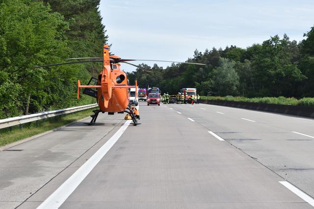 Für die Landung des Rettungshubschraubers sowie aufwändigen Reinigungsarbeiten musste die A 7 zum Teil komplett gesperrt werden | Foto: Polizei
