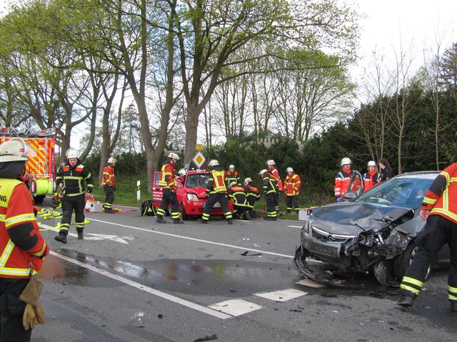 Auch bei Unfällen sind die Ehrenamtlichen der Feuerwehr da, um zu helfen | Foto: Stefan Braun