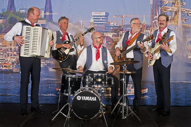 „De Tampentrekker“ Shanty-Chor-Hamburg e.V. : Godehardt Schönherr (re.) spielt in der Band und managt diese auch