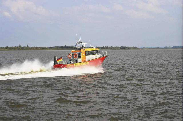 Mit der Henry Köpcke eilen die Rettungskräfte auf dem Wasser zum Einsatzort | Foto: Archiv/Feuerwehr Stade