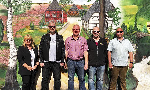 Der Vorstand freut sich über die Dacherneuerung des
Schützenhauses (v.li.): Andrea Peter, Mike Oswald, Peter Greese, Thomas Weseloh und Matthias Küffner | Foto: Verein