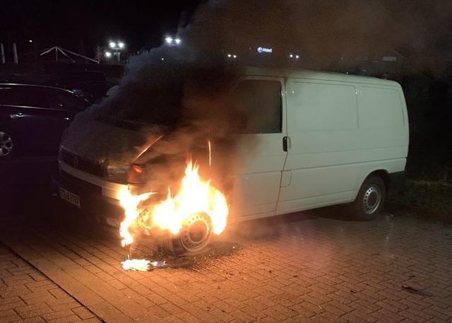 Auch der VW Bus wurde
vermutlich angezündet