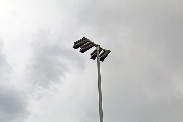 Wurde auch erneuert: die Flutlichtanlage auf dem Sportplatz