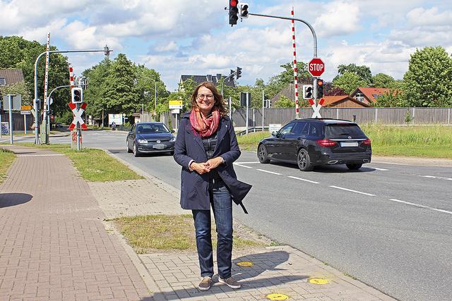 Bahnübergang Griemshorster Straße: Bisher hat Ute Kück noch nichts vom Hauptärgernis im Harsefelder Straßenverkehr gehört | Foto: jab