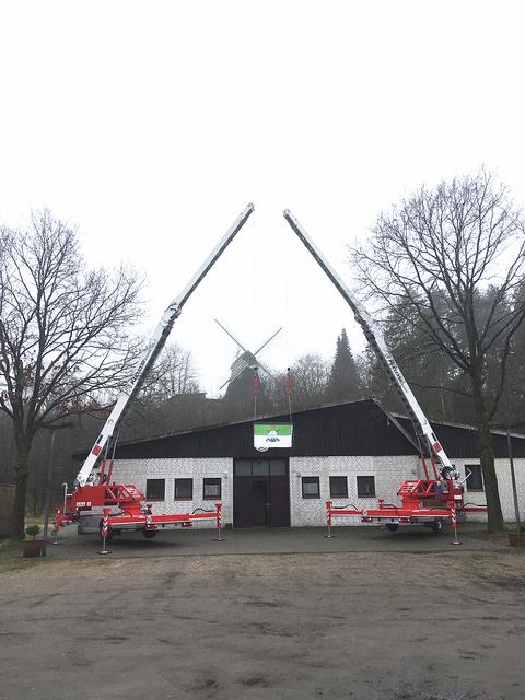 Besondere Begrüßung: Weil der amtierende König Lars Gollnick bei einer Kranbaufirma arbeitet, wurden an der Schützenhalle zwei Krane aufgestellt | Foto: SV Dibbersen-Dangersen