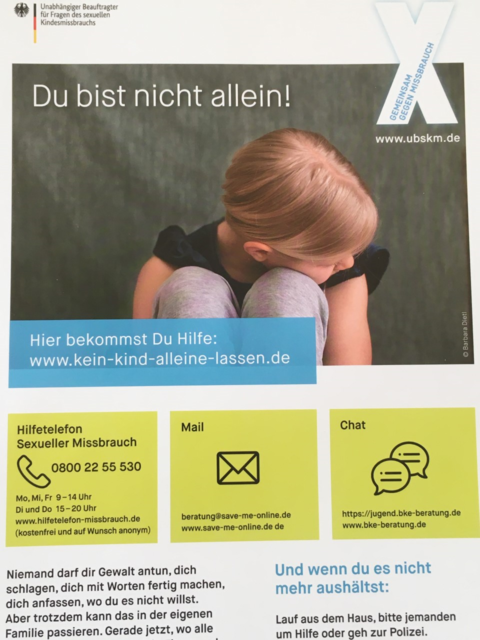 Plakate mit Hilfetelefon 0800 22 55 530, Mail- und Chat-Kontakt können Kindern in Not helfen