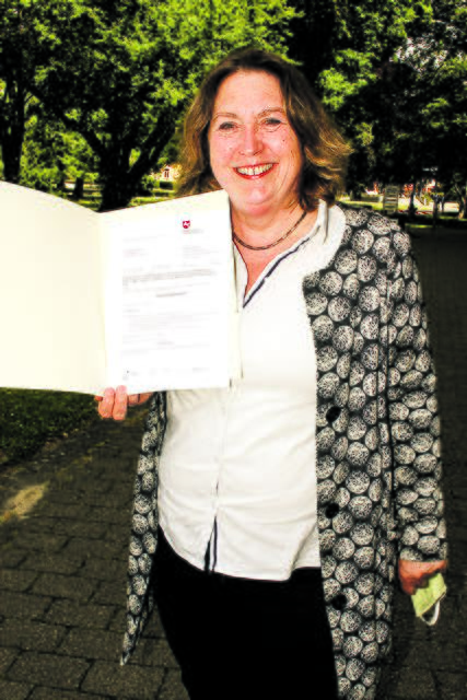 Gudrun Voigt, Leiterin der Oberschule Salzhausen, mit den Förderbescheiden des Landes