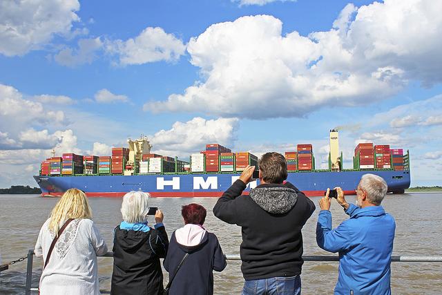Schnell noch ein Bild von dem größten Containerschiff der Welt machen: Sehleute in Stadersand | Foto: jab