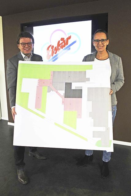 Martin Ruehs und Isabel Schuldt präsentieren die Pläne für die Erweiterung bei Eisbär für die neue Produktionshalle für die Amerikanischen Eiscreme Fotos: Eisbär