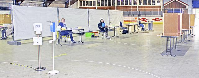 Durch die geringe Wahlbeteiligung hatten die Wahlhelfer in der Eissporthalle Harsefeld nur wenig zu tun | Foto: jab