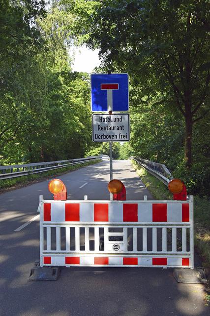 Die einzige Zufahrt nach Karoxbostel führt über die
Karoxbosteler Chaussee aus Richtung Hittfeld