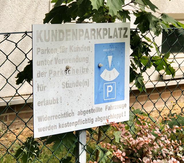 Das Parkschild ohne
angegebene Zeit Foto: Matthias Hüte