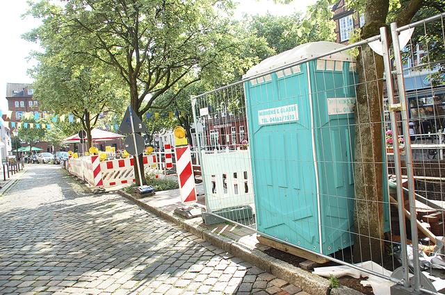 Die Bauaktivitäten an der Flethbrücke beeinträchtigen auch Passanten und Anwohner am Ostfleth