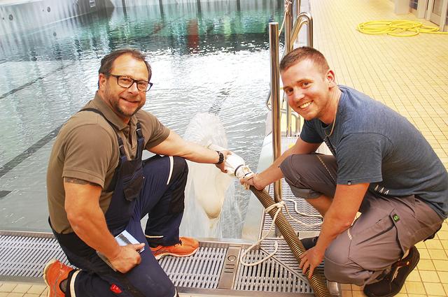 Wasser marsch! Das Wasser fließt bereits - Schwimmmeister Olaf Schoenfeld (li.) und Björn Goslar nehmen das Hallenbad derzeit in Betrieb