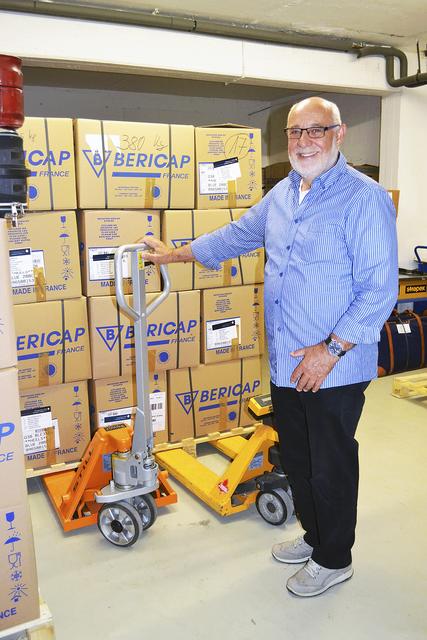 Hermann Ganske koordiniert für das Sozialwerk Tostedt Hilfsgütertransporte im Rahmen der humanitären Hilfe. Um die Kartons richtig zuzuordnen, gibt es ein ausgeklügeltes System mit Aufklebern in sechs Sprachen | Foto: bim