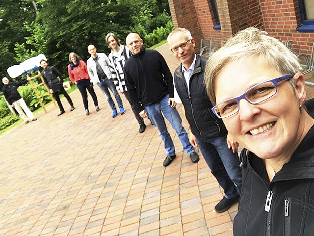 Sie haben den Jakobsweg vorbereitet (v.li.): Pastor Hein Franke, Pastor Florian Schneider (beide Lutherkirche), Pastorin Ruth Stalmann-Wendt (Nicolaikirche Elstorf), Pastor Karsten Wagner (FeG Neu Wulmstorf), Pastoralassistent Mislav Kovacic (St. Josef), Pfarrverwalter Willem Heins (Lutherkirche), Pastor Bernd Wahlmann (Landeskirchliche Gemeinschaft), Gemeindereferentin Katrin Sobanja (St. Josef) | Foto: Florian Schneider