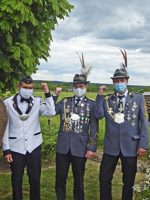 Tolles Trio (v.li.): Bester Spielmann Horst Matthies, Gemeindekönig Volker Nützel und König der Könige Thomas Dammann | Foto: Schützenverein Elstorf