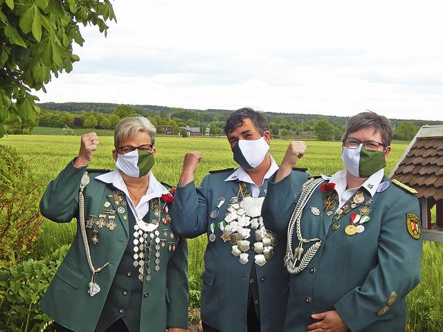 Vogelkönigin Rosi Herrmann (v. li.), Beste Dame Martina Wiegers und Adjutantin Claudia Dammann | Foto: Schützenverein Elstorf