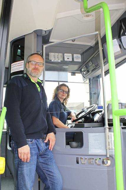 Busfahrer "hinter Glas": Julia Schemereko und Christian Allers | Foto: sb