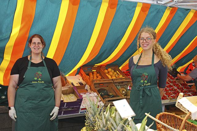 Annalena Christ (li.) und Marie Meier verkaufen auf dem Stader Wochenmarkt | Foto: bo