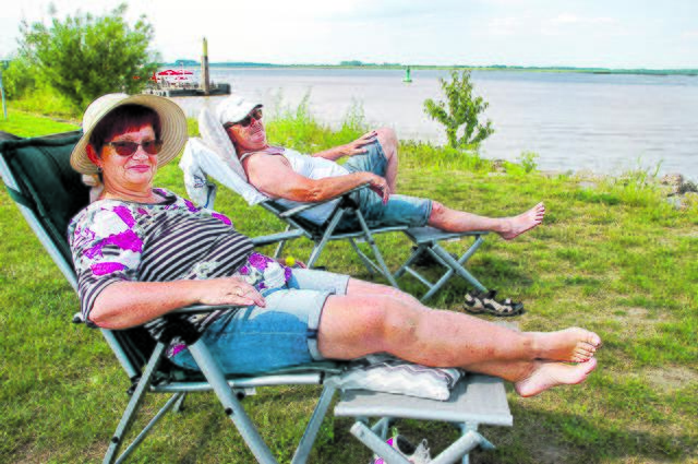 Stammplatz mit Aussicht: Anke und Dieter Kleemann aus 
Verden relaxen oft an der Elbe | Foto: sla