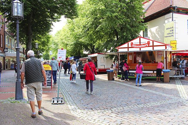 Nur ein kleines Schild weist auf die Maskenpflicht auf dem Wochenmarkt-Gelände hin | Foto: bo